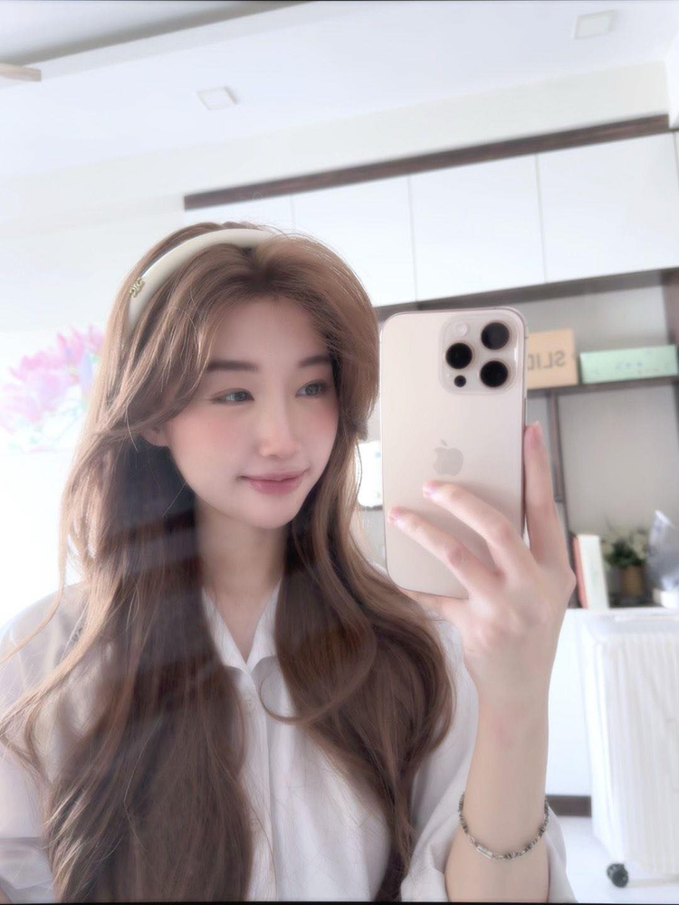 เธอเป็นหนึ่งในสมาชิกของ The Queen Team ซึ่งเป็นกลุ่มที่มีชื่อเสียงในชุมชน League of Legends ร่วมกับรุ่นพี่อย่าง Nabee และ Ohsusu (ภาพ: FBNV) Cô từng là thành viên của The Queen Team, một nhóm nổi tiếng trong cộng đồng Liên Minh Huyền Thoại, cùng với các đàn chị như Nabee và Ohsusu. (Ảnh: FBNV)