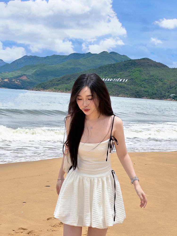 แม้ว่าเธอจะขอหลายครั้งให้หยุดพูดถึงเรื่องนั้น แต่สถานการณ์เช่นนี้ยังคงเกิดขึ้น ส่งผลกระทบต่อจิตวิทยาและการทำงานของเธอ (ภาพ: FBNV) Mặc dù cô đã nhiều lần yêu cầu ngừng nhắc đến, nhưng tình trạng này vẫn tiếp diễn, ảnh hưởng đến tâm lý và công việc của cô.(Ảnh: FBNV)