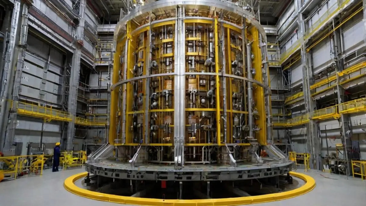ITER ត្រូវបានគេចាត់ទុកថាជា ITER được ví là "Mặt Trời nhân tạo" nhờ khả năng tạo ra plasma ổn định, sản xuất năng lượng sạch không carbon, ít rủi ro hơn phân hạch hạt nhân. (Ảnh: Đời sống pháp luật)