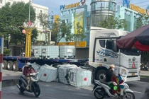 Xe đầu kéo làm rơi nhiều thùng chất lỏng bốc mùi, gây cay mắt