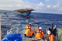 Cứu hộ thành công tàu cá Quảng Ngãi gặp nạn ngoài biển Đông