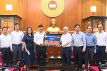 Chủ tịch Đỗ Văn Chiến tiếp nhận ủng hộ từ Tập thể sinh viên K15 Trường Đại học Luật Hà Nội