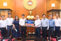 Chủ tịch Đỗ Văn Chiến tiếp nhận ủng hộ từ Tập thể sinh viên K15 Trường Đại học Luật Hà Nội