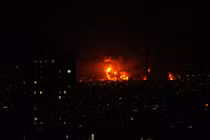 Ngọn lửa bốc lên từ một kho chứa dầu ở phía nam thủ đô Tehran khi các cuộc không kích diễn ra. Ảnh: AP