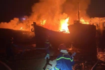 Cháy lớn thiêu rụi 4 tàu cá ở bến neo đậu sông Trà Bồng