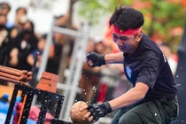 Xem cảnh sát trình diễn nội công trên đường phố