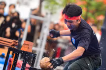 Xem cảnh sát trình diễn nội công trên đường phố