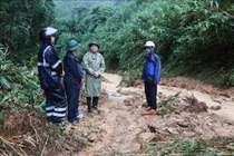 Chủ tịch Quảng Ngãi xuống hiện trường chỉ đạo khắc phục các điểm sạt lở