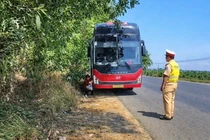 CSGT Quảng Ngãi xử nặng xe khách chở quá số người 