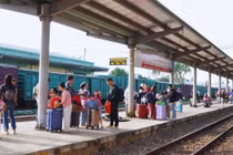 Nhộn nhịp cảnh người rời Ga Quảng Ngãi