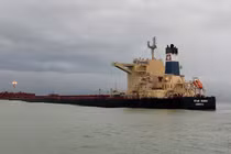 Khẩn trương ứng phó nguy cơ tràn dầu tại Dung Quất