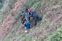 Tiếp cận vực sâu 200m cứu hộ nạn nhân tai nạn giao thông