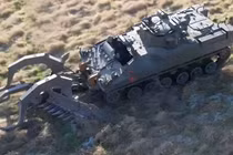 Anh biến xe chiến đấu bộ binh Warrior thành robot dò mìn