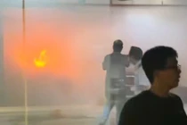 Xe BMW bốc cháy trong hầm trung tâm thương mại ở TP HCM