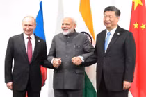 Tàu chở dầu Trung Quốc an toàn qua eo Hormuz, giá xăng ở Mỹ tăng kỷ lục 