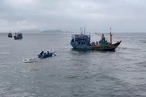 Chìm tàu cá gần đảo Lý Sơn, 11 ngư dân may mắn thoát nạn