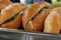 Hàng chục trường hợp nghi ngộ độc thực phẩm do ăn bánh mì ở Quảng Ngãi