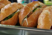 Hàng chục trường hợp nghi ngộ độc thực phẩm do ăn bánh mì ở Quảng Ngãi