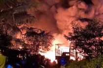 Kho phế liệu ở Quảng Ngãi bị ngọn lửa điên cuồng thiêu rụi trong đêm