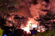 Kho phế liệu ở Quảng Ngãi bị ngọn lửa điên cuồng thiêu rụi trong đêm