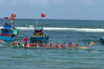 Rộn ràng đua thuyền khai xuân ở làng biển Phước Thiện