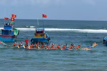 Rộn ràng đua thuyền khai xuân ở làng biển Phước Thiện