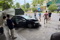 Ô tô gây tai nạn liên hoàn trên đường phố Quảng Ngãi