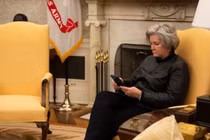 Điện thoại Chánh văn phòng Nhà trắng còn bị hack để lừa đảo