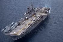 Tàu đổ bộ chở hàng ngàn quân Mỹ đang tiến về Trung Đông