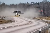 Độc đáo màn cất cánh từ trên cao tốc của tiêm kích JAS-39