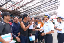 Hải quân cứu hộ 36 ngư dân Quảng Ngãi vào bờ an toàn