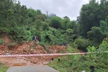 Sạt lở núi chắn đường độc đạo, 52 hộ dân tại xã Thanh Bồng bị cô lập