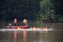 Băng qua đoạn ngập nước, một người dân ở Quảng Ngãi bị lũ cuốn trôi