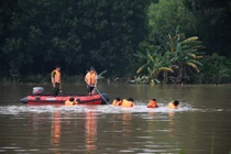 Băng qua đoạn ngập nước, một người dân ở Quảng Ngãi bị lũ cuốn trôi