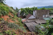 Di dời khẩn cấp 43 hộ dân tránh sạt lở núi Hòn Dồ 