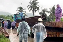 Quảng Ngãi khẩn trương làm cầu tạm, phá thế cô lập hàng trăm hộ dân