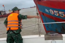 Biên phòng Quảng Ngãi ứng cứu 4 tàu cá trôi dạt do mưa bão