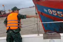 Biên phòng Quảng Ngãi ứng cứu 4 tàu cá trôi dạt do mưa bão