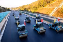 Chóng trước cảnh hàng chục xe AI làm đường 24/7