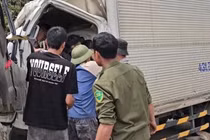 Tài xế mắc kẹt trong cabin sau vụ tai nạn trên đèo Lò Xo 