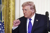 Hết kế chuyển dầu, Tổng thống Trump đe dọa cắt điện Iran