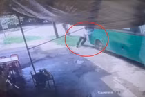 Cố ngăn xe buýt, phụ xe ở Quảng Ngãi bị cán tử vong 