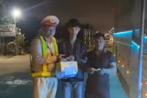 Cảnh sát giao thông Quảng Ngãi giúp người đi lạc đoàn tụ gia đình