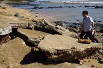 Vùng ven biển Quảng Ngãi ngổn ngang sau triều cường do bão số 13