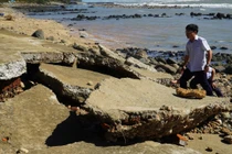 Vùng ven biển Quảng Ngãi ngổn ngang sau triều cường do bão số 13