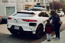 Uber ra mắt dịch vụ taxi tự lái Waymo cạnh tranh Cybercab 