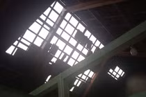 Giông lốc bất ngờ cuốn tốc mái nhà dân ở Quảng Ngãi