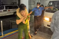 Công an xã đưa người dân Quảng Ngãi cấp cứu trong đêm bão