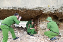 Cận cảnh cầu sông Lô móng lộ cốt thép rỉ sắt đang bị điều tra