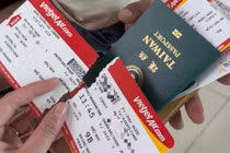 Đình chỉ cán bộ cửa khẩu sân bay xé thẻ của khách 